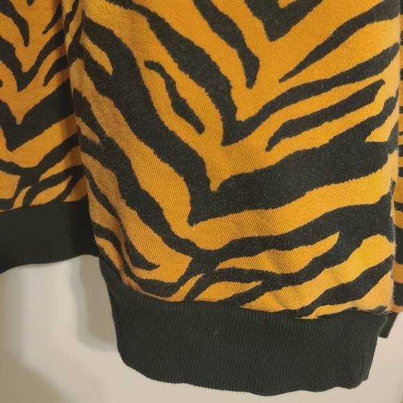 ASOS Design | Women's All Over Animal Zebra Printed Sweatshirt (US Size 24) - Picture 11 of 13